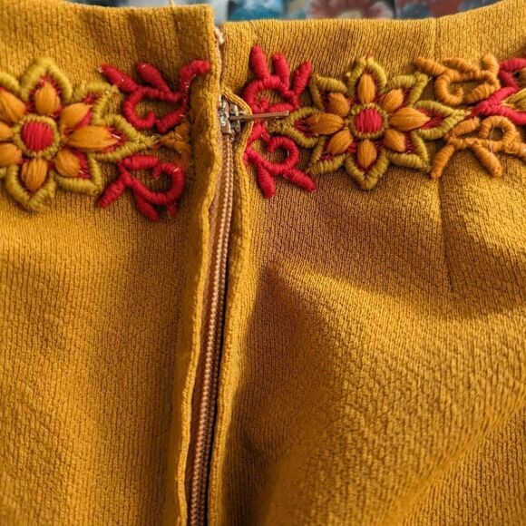 60's yellow Beautiful embroidered bark cloth dress - Picture 6 of 9